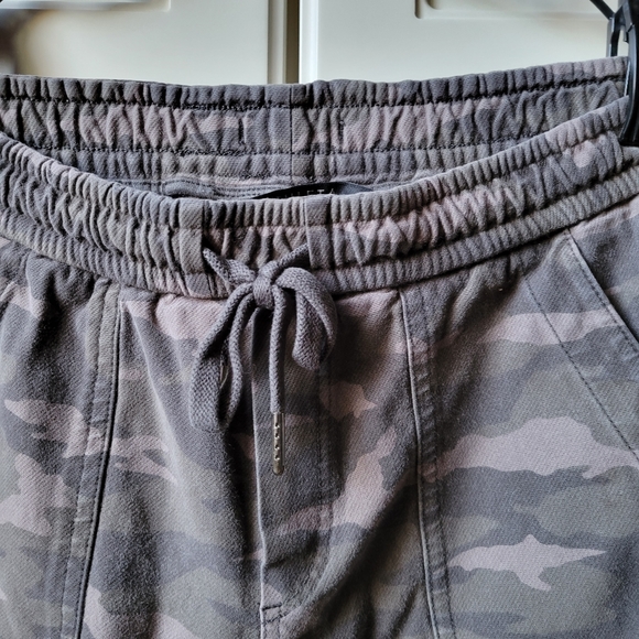 Athleta farallon Camo jogger pants 8P - Picture 4 of 14
